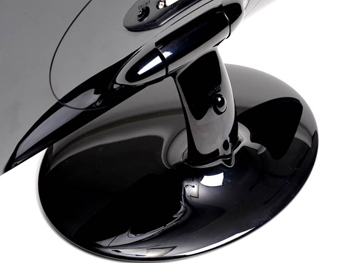 「雫」をイメージした流麗なラインが随所に