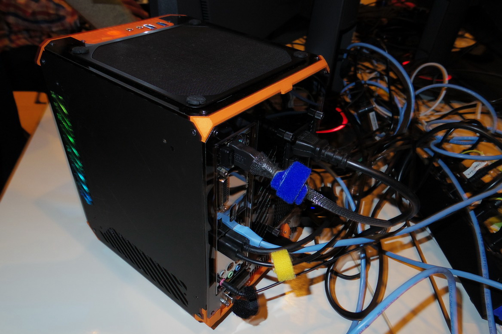 背面の構成。この小さな筐体にSFX規格の電源も内蔵されている。2基のUSB 3.0ポートも搭載