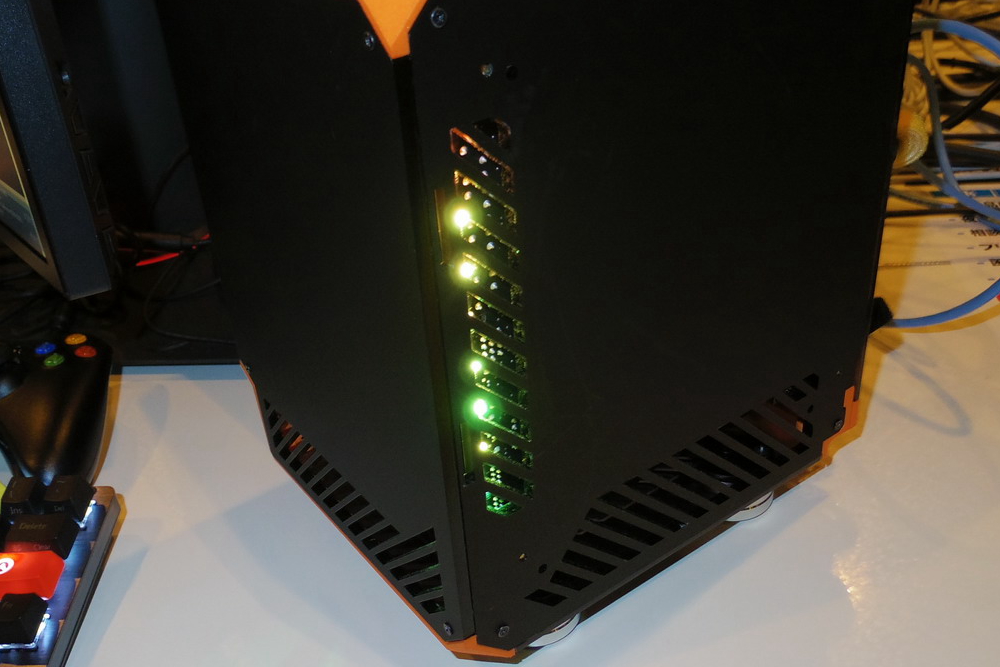 右側面にはLEDが配置されており、カラフルに色が変わる