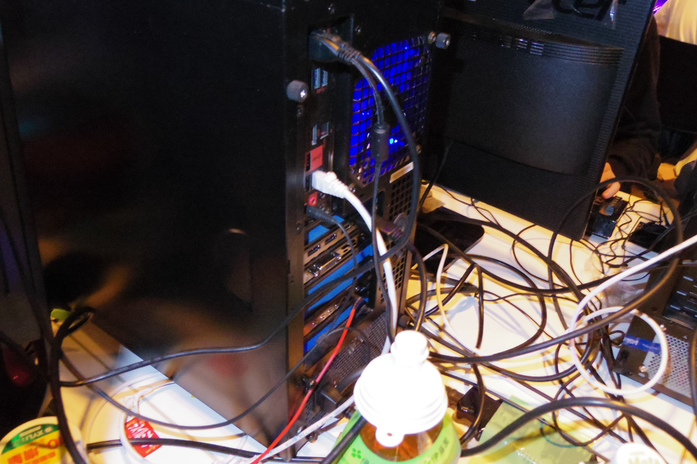 マシン背面。拡張スロットにも余裕がある